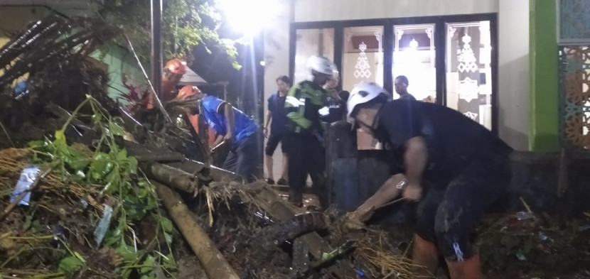 Petugas BPBD Kota Sukabumi 5engah menangani banjir limpasan di Kelurahan Karangtengah, Kecamatan Gunungpuyuh, Kota Sukabumi, Sabtu (9/8/2025) malam. Dok BPBD