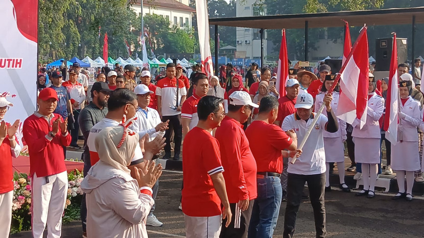 Wali Kota Depok Supian Suri menyerahkan bendera Merah Putih kepada perwakilan ormas.