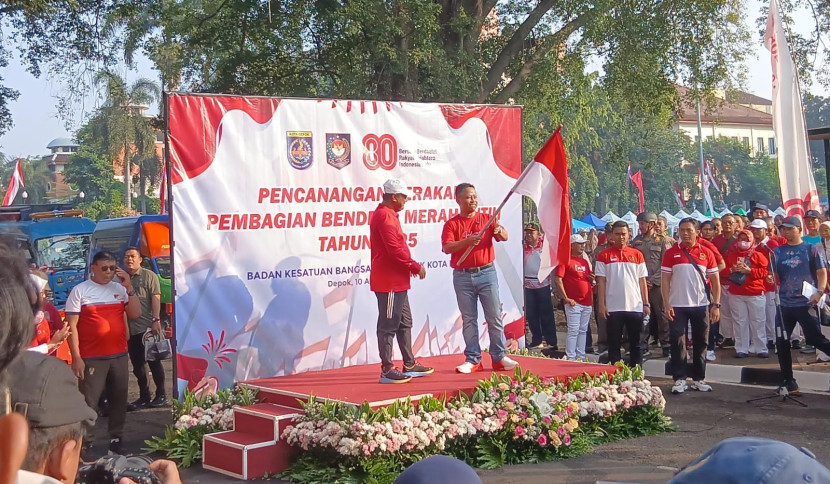 Wali Kota Depok Supian Suri mengibarkan bendera Merah Putih disaksikan Dirjen Polpum Kemendagri Dr. Bahtiar.
