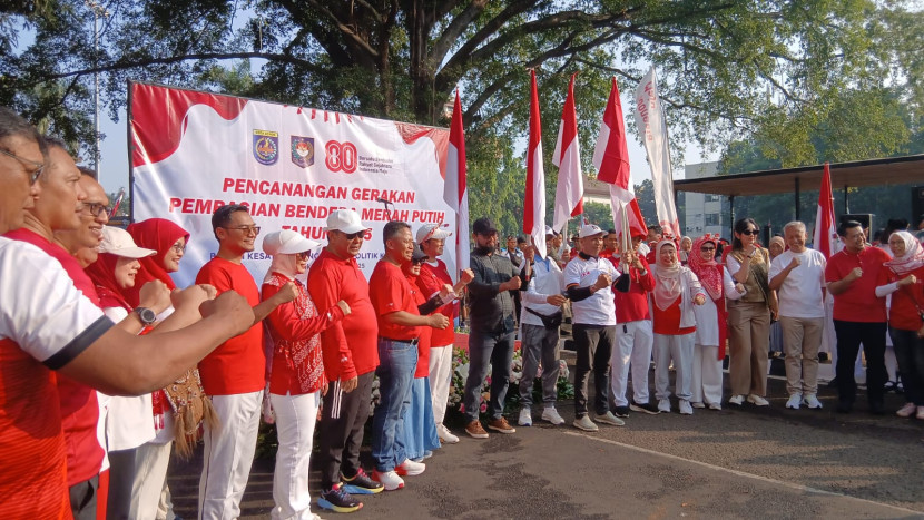 Perwakilan lembaga dan ormas berfoto bersama dengan Wali Kota Depok usai menerima Bendera Merah Putih.