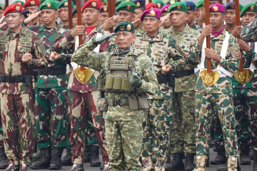 Panglima Kopassus Letjen Djon Afriandi, Panglima Korps Marinir (Kormar) Letjen (Mar) Endi Supardi, dan Panglima Korpasgat Marsdya Deny Muis. Sumber: Puspen TNI
