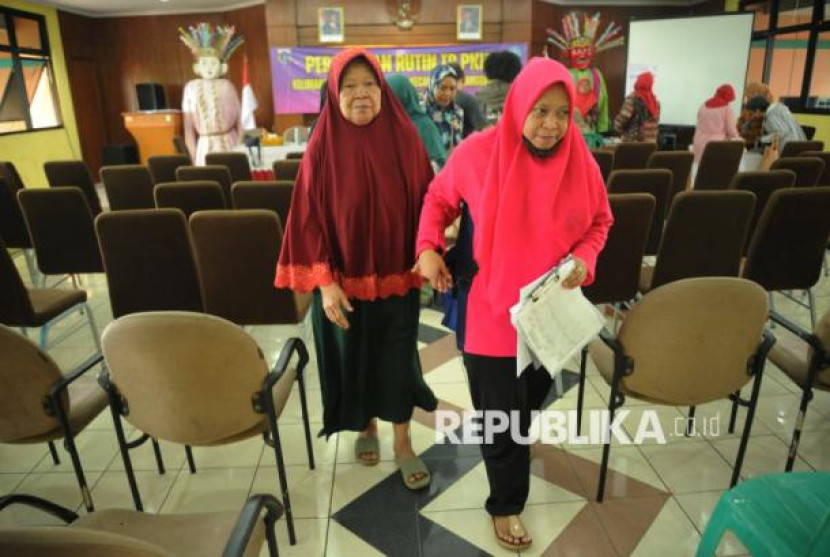 Sejumlah warga lansia melakukan pendaftaran pembuatan kartu layanan gratis (KLG) TransJakarta di Kantor kelurahan Petukangan Utara, Jakarta, Kamis (8/5/2025). Foto: Republika/Prayogi