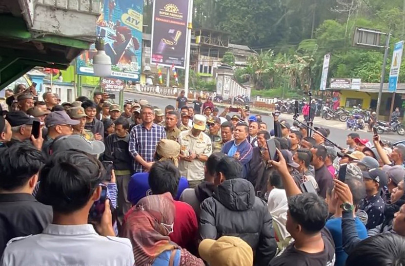 Petugas dan pihak PTPN 1 Regional 2 berdialog dengan pemilik kios di perbatasan Subang dan Lembang, Kabupaten Bandung Barat, Sabtu (9/8/2025). Foto: Dok PTPN