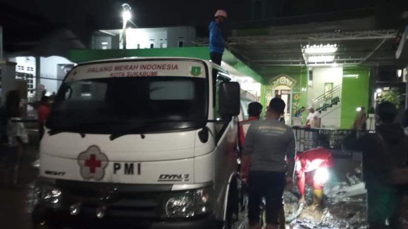 Armada tangki air bersih PMI Kota Sukabumi membantu warga terdampak bencana di Kelurahan Karangtengah, Kota Sukabumi, Sabtu (9/8/2025).