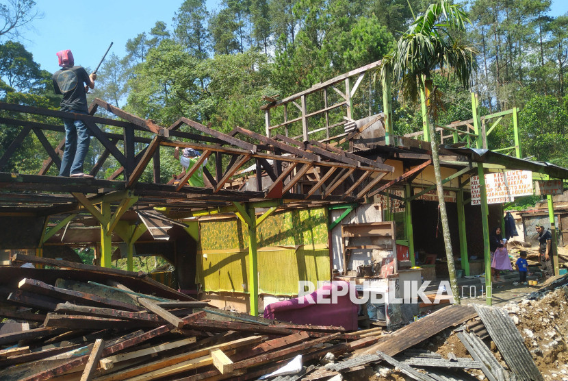 Pemilik kios membongkar sendiri bangunannya di perbatasan Subang dan Lembang, Kabupaten Bandung Barat, Ahad (10/8/2025). Foto: Edi Yusuf