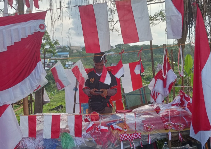 Pedagang bendera musiman di Kota Balikpapan. (SekitarKaltim.ID)