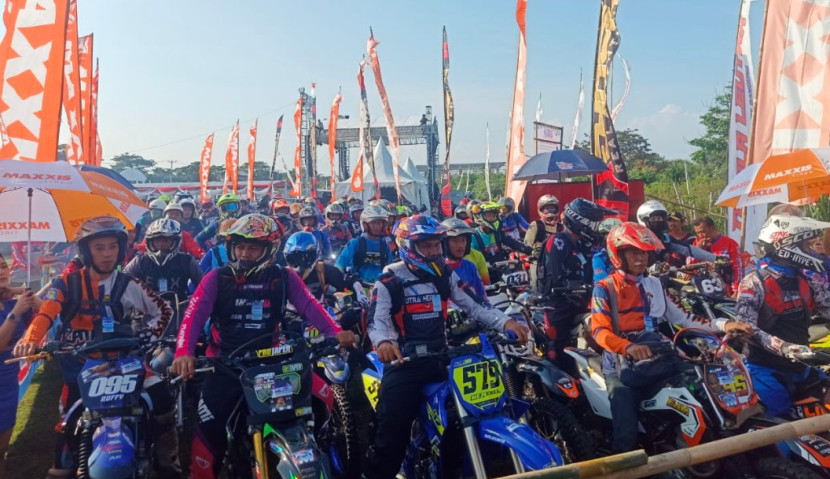 Pengangkatan bendera star kelas Reguler oleh Karo Renminops Korbrimob Polri, Brigjen Rudi Haryanto, M.Si. pada ajang Tumila Leutax Trail Adventure 3 Garut Selatan. (Foto : Dok Ridwan)