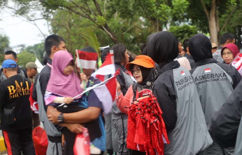 Masyarakat Benua Etam menerima bendera gratis dari Pemprov. (Adpimprov)