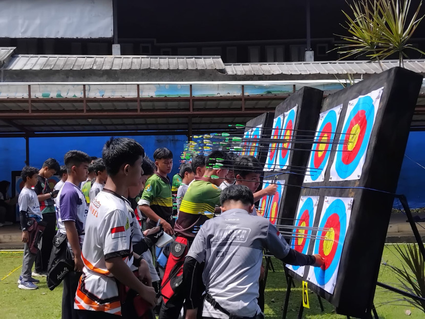 Para atlet panahan tengah mengikuti lomba panahan di wisata unggulan Kota Sukabumi SantaSea Water Theme Park pada Ahad (10/8/2025).