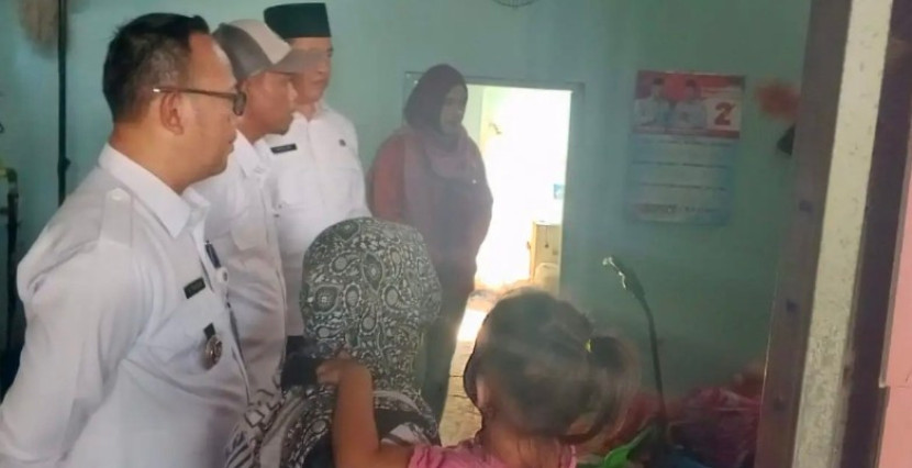 Rumah warga tak layak huni dikunjungi Camat Bojongsari, Rijal Farhan. (Foto: Dok Diskominfo Kota Depok)