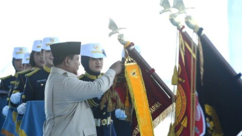 Presiden Prabowo Subianto melantik dan mengukuhkan sejumlah Panglima serta satuan TNI dalam Upacara Gelar Pasukan Operasional dan Kehormatan Militer di Komplek Pusat Pendidikan dan Pelatihan Komando Pasukan Khusus (Pusdiklat Kopassus), Batujajar, Kabupaten Bandung Barat, Jawa Barat, Minggu, 10 Agustus 2025. (FOTO: BPMI Setpres/Kris)