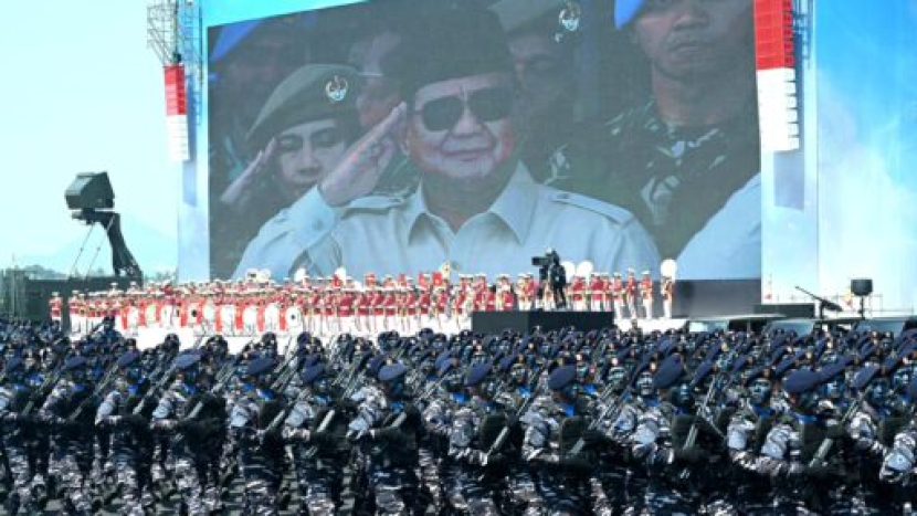 Presiden Prabowo Subianto menyaksikan langsung defile pasukan sebagai bagian dari rangkaian Upacara Gelar Pasukan Operasional dan Kehormatan Militer di Landasan Suparlan, Komplek Pendidikan dan Pelatihan Komando Pasukan Khusus (Kopassus), Minggu, 8 Agustus 2025. (FOTO: BPMI Setpres/Kris)