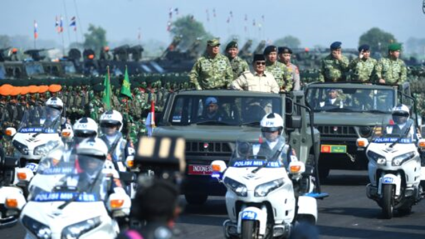 Presiden Prabowo Subianto melaksanakan pemeriksaan pasukan pada Upacara Gelar Pasukan Operasional dan Kehormatan Militer di Landasan Suparlan, Komplek Pendidikan dan Pelatihan Komando Pasukan Khusus (Kopassus), Batujajar, Kabupaten Bandung Barat, Provinsi Jawa Barat, pada Minggu, 10 Agustus 2025. (FOTO: BPMI Setpres/Kris)