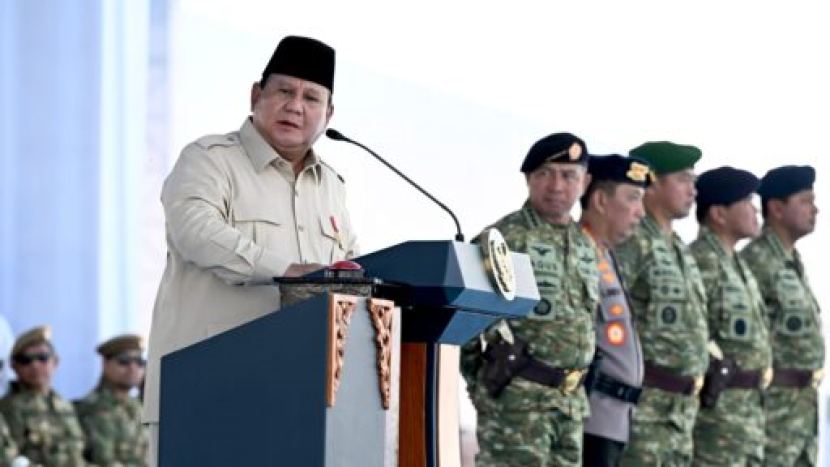 Presiden Prabowo menyampaikan amanatnya pada Upacara Gelar Pasukan Operasional dan Kehormatan Militer di Landasan Suparlan, Komplek Pendidikan dan Pelatihan Komando Pasukan Khusus (Kopassus), Kabupaten Bandung Barat, Provinsi Jawa Barat, pada Minggu, 10 Agustus 2025. (FOTO: BPMI Setpres/Cahyo) 