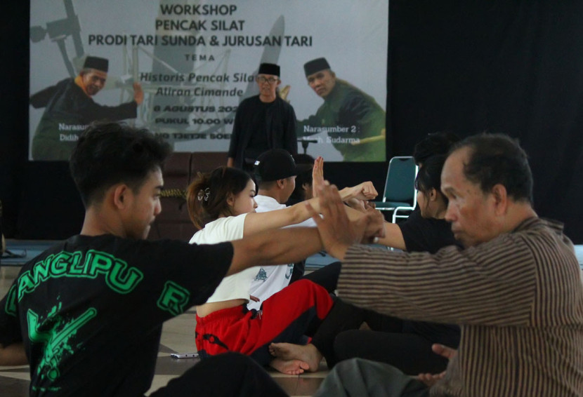 Workshop aliran Cimande di ISBI Bandung. Foto: Edi Yusuf