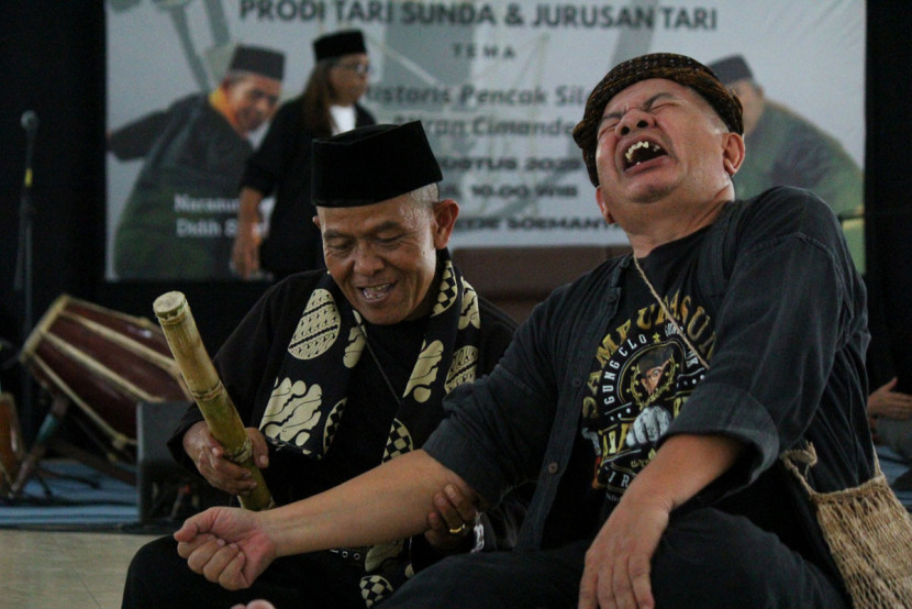 Penguatan tangan dengan batang tebu saat Workshop aliran Cimande di ISBI Bandung. Foto: Edi Yusuf