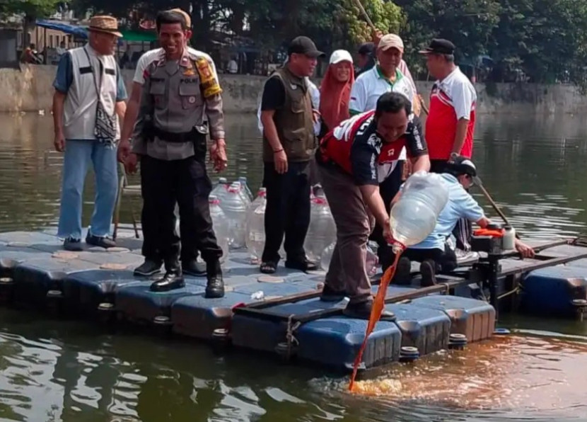 Penuangan eco enzyme di Situ Pedongkelan, Kota Depok. (Foto: Dok Diskominfo Kota Depok)