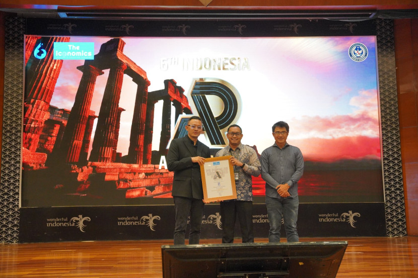 Kepala Departemen Komunikasi Perusahaan PT SIER, Amifta Pramanda Ferdiansyah (tengah) menerima penghargaan dari The Iconomics Media