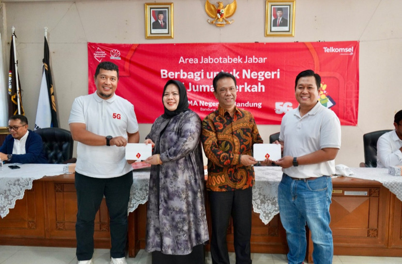 Telkomsel Jabar, beri bantuan modem 5G ke SMAN 20 Bandung