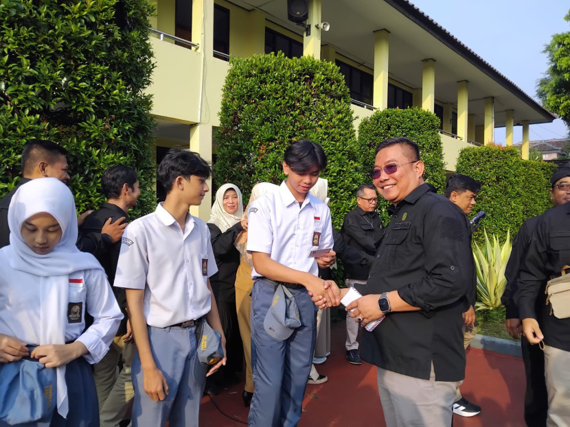 Ketua IKA Smanti Novel Fajar Ristawan menyerahkan bantuan kepada pelajar SMAN 3 Sukabumi, Senin (11/8/2025).
