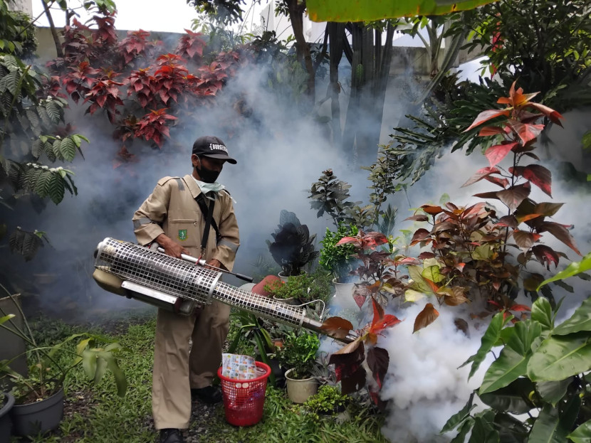 Petugas tengah melakukan fogging di Kelurahan Gunungparang Kecamatan Cikole, Kota Sukabumi, Senin (11/8/2025).