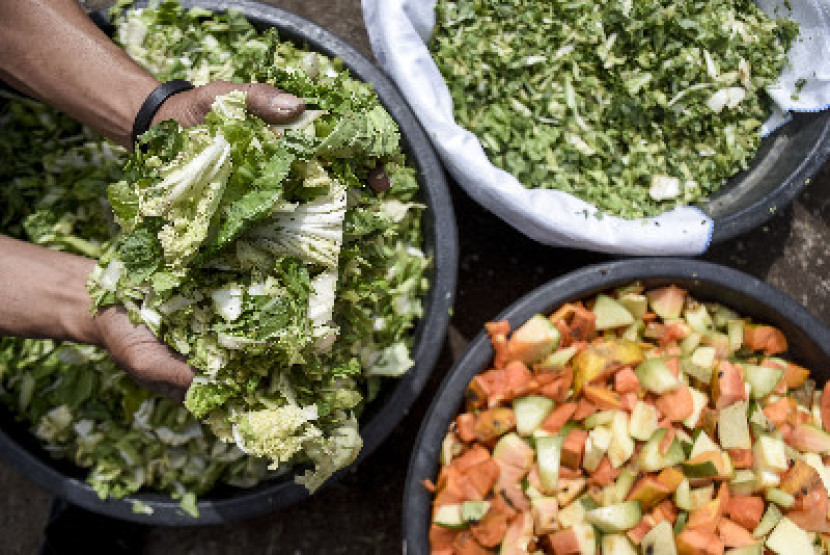 Limbah dapur diolah menjadi starter cairan fermentasi metode Takakura / Abdan Syakura REPUBLIKA
