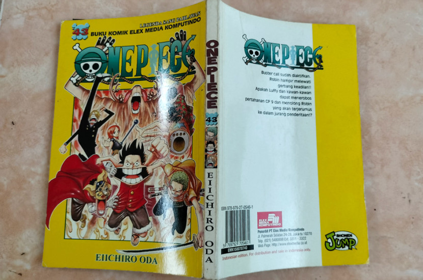 Komik One Piece yang beredar di Indonesia. (FOTO: Maspril Aries)