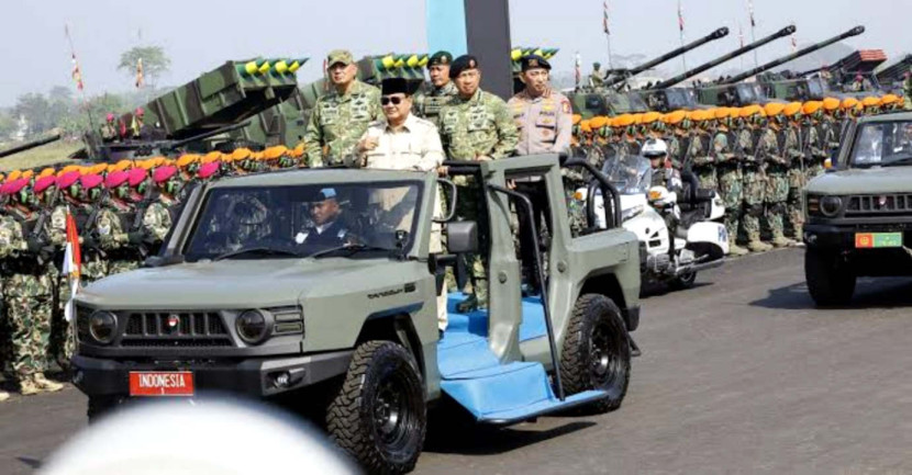 Presiden RI Prabowo Subianto menghadiri Upacara Gelar Pasukan Operasional dan Kehormatan Militer yang berlangsung di Lapangan Suparlan, Pusdiklatpassus Batujajar, Bandung, Jawa Barat, Ahad (10/08/2025). (Foto: Dok RUZKA INDONESIA)