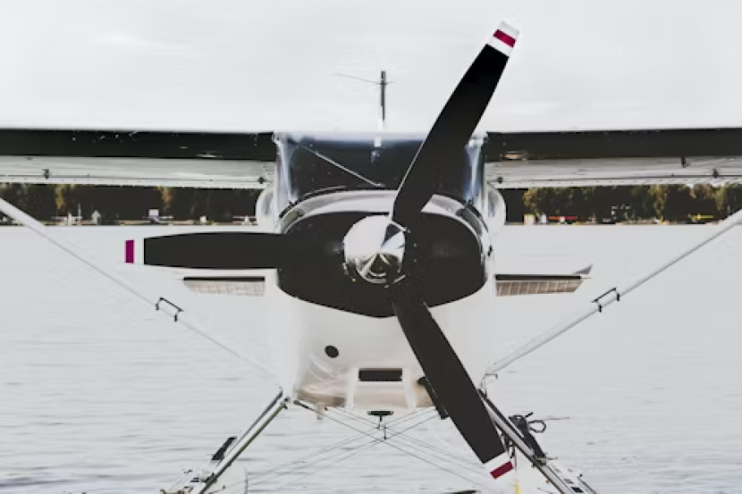 Contoh seaplane Cessna yang digunakan di Sulawesi Selatan. Sumber: Unsplash/Jake Buonemani