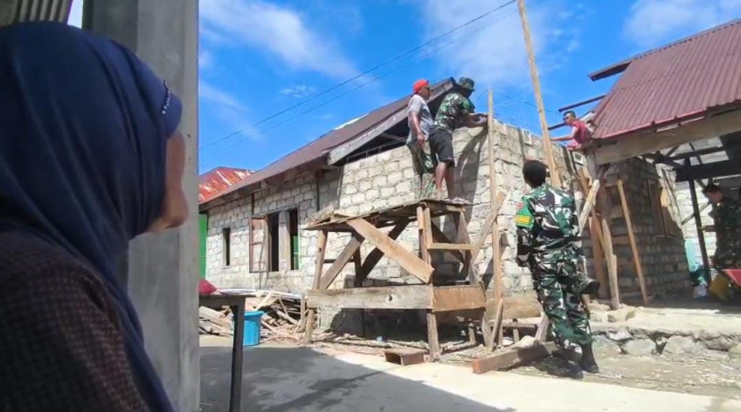 Ibnu Wahidu menatap haru saat rumahnya direhab TNI Sumber:dok TNI