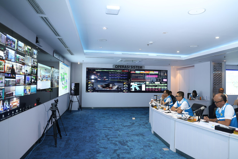 Direktur Utama PLN, Darmawan Prasodjo (tengah) bersama jajaran direksi memantau sistem kelistrikan nasional secara digital. (Foto: Dok PLN)