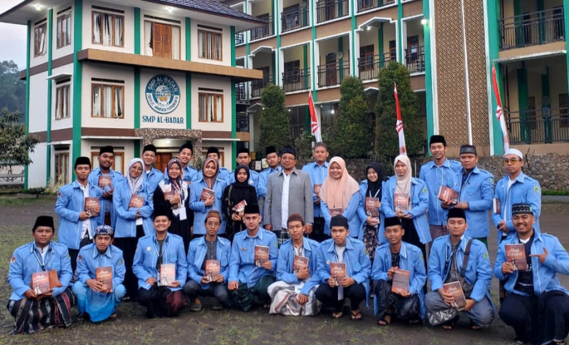 Calon Dai Muda berfoto bersama dengan Pengasuh Pesantren Alhikamusssalafiyah, Ajengan Hadi M. Musa Said.