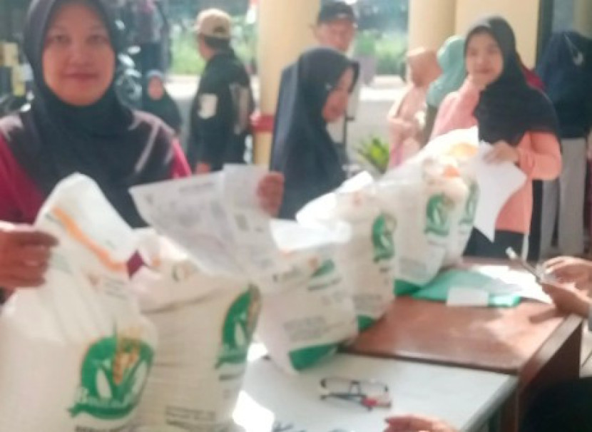 Kelurahan Kalibaru telah menyalurkan bantuan pangan berupa beras. (Foto: Dok Diskominfo Kota Depok)