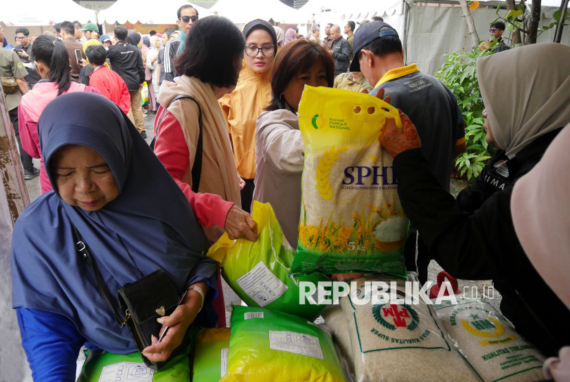 Masyarakat antre membeli beras produk Bulog saat kegiatan Pasar Murah Sinergi Gerakan Pangan Murah (GPM) bertepatan dengan Hari Lahir Kejaksaan Republik Indonesia ke-80 di Kiara Artha Park, Kota Bandung, Selasa (12/8/2025). Foto: Edi Yusuf