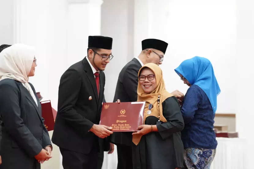 Momen PNS Pemkot Sukabumi menerima penghargaan Satyalancana Karya Satya dari Presiden Republik Indonesia di Gedung Juang 45, Selasa (12/8/2025).dokpim