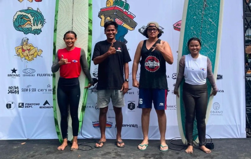 Atlet selancar Kota Depok yang meraih medali pada Kejuaraan Surfing Internasional yang berlangsung di Batu Karas, Pangandaran, Jabar 8–10 Agustus 2025. (Foto: Dok KONI Kota Depok)