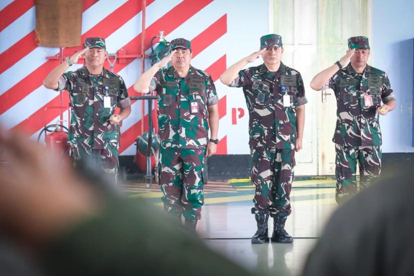 Pangkoopsudnas Marsdya Minggit Triboow menghadiri apel misi kemanusiaan Garuda Merah Putih II di Lanud Halim Perdanakusuma. Sumber: Penkoopsudnas