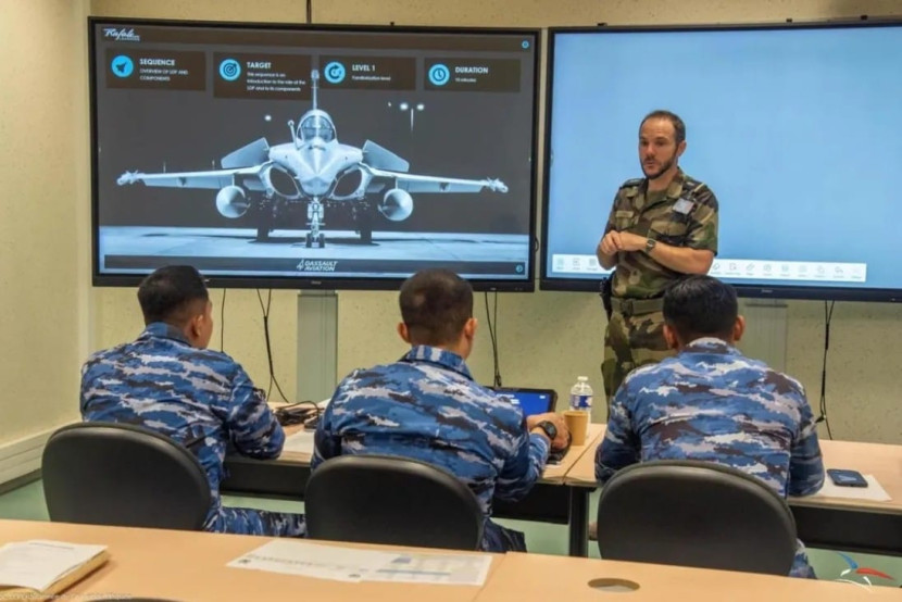 Penerbang dan teknisi TNI AU belajar di Prancis mengenai Rafale. Sumber: Dispenau