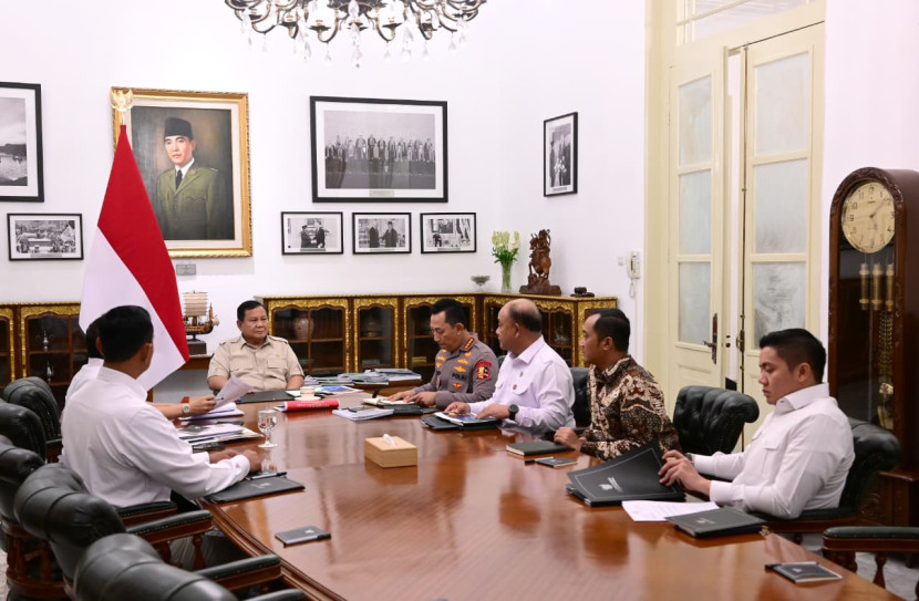 Presiden RI Prabowo Subianto menggelar pertemuan tertutup membahas masalah keamanan. Sumber: BPMI Setpres