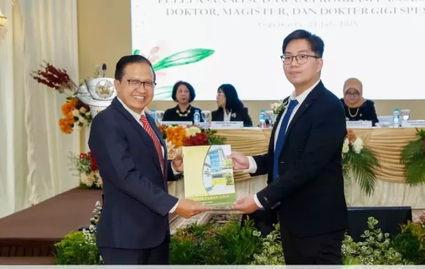 Christopher Ernesto Budi (28) merupakan salah satu dari 917 lulusan Program Pascasarjana Universitas Gadjah Mada yang diwisuda di Grha Sabha Pramana. Gambar: ugm.ac.id
