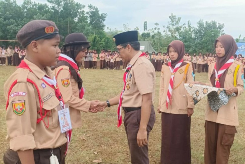 Wakil Ketua Bina Muda Kwartir Cabang Gerakan Pramuka Kabupaten Garut, Drs. Ade Hendarsyah, MM memberikan ucapan selamat kepada peserta Jambore Ranting Gerakan Pramuka Kecamatan Cikelet. (Foto Dok. Ridwan)