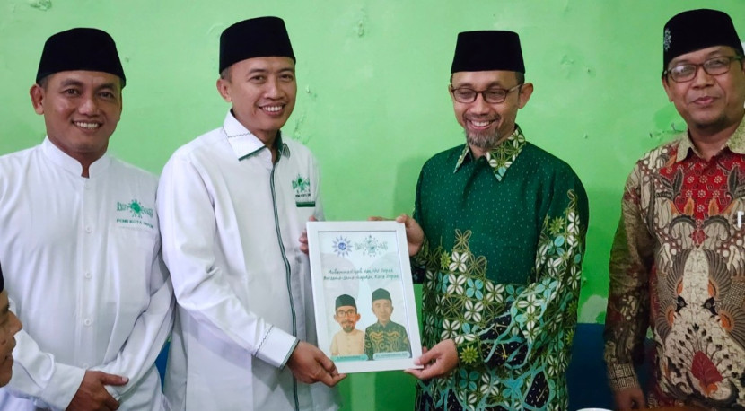 Ketua DPD Muhammadiyah Kota Depok, H. Ali Wartadinata, bersama Sekretaris, Dr. Muhtadin Tyas dan Ketua PCNU Kota Depok, KH. Ahmad Solechan, beserta Sekretaris, Hakim Mujayan. (Foto: Dok. LTN NU Kota Depok)