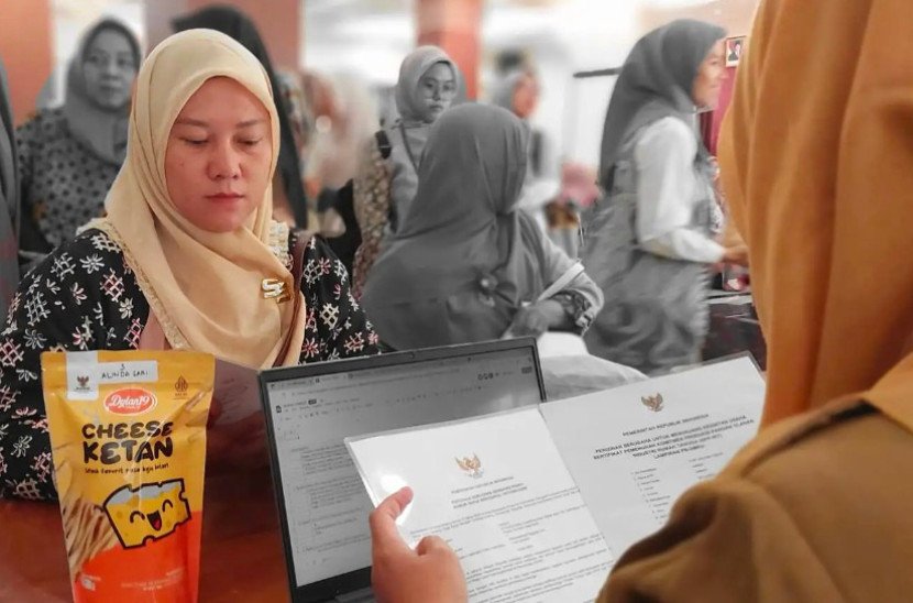 Pelaku UMKM melakukan kurasi produk pada acara Sosialisasi dan Kurasi Produk UMKM 2025 di Balai Kota Depok, Senin (11/08/2025). (Foto: Dok. Diskominfo Kota Depok).
