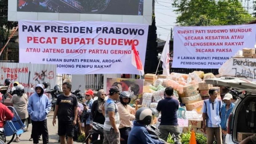 Warga berdemo menggugat Bupati Pati Sudewo. (Foto: Istimewa/liranews.com)