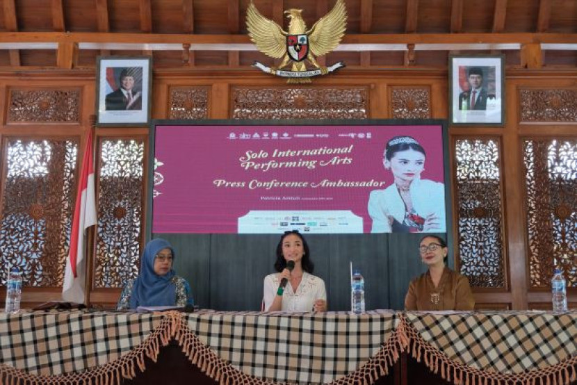 Patricia Arstuti Pramesti Putri (tengah), sosok yang kini resmi ditunjuk sebagai Ambassador Solo International Performing Arts (SIPA) 2025. Foto: SIPA