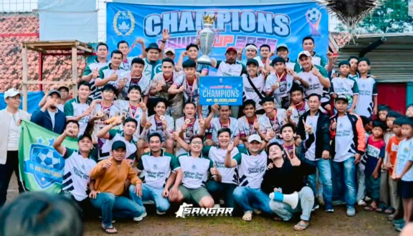 Perayaan Bintang Timur di podium juara Rawa Cup 2025.(Foto: Dok Sangar Sport97)