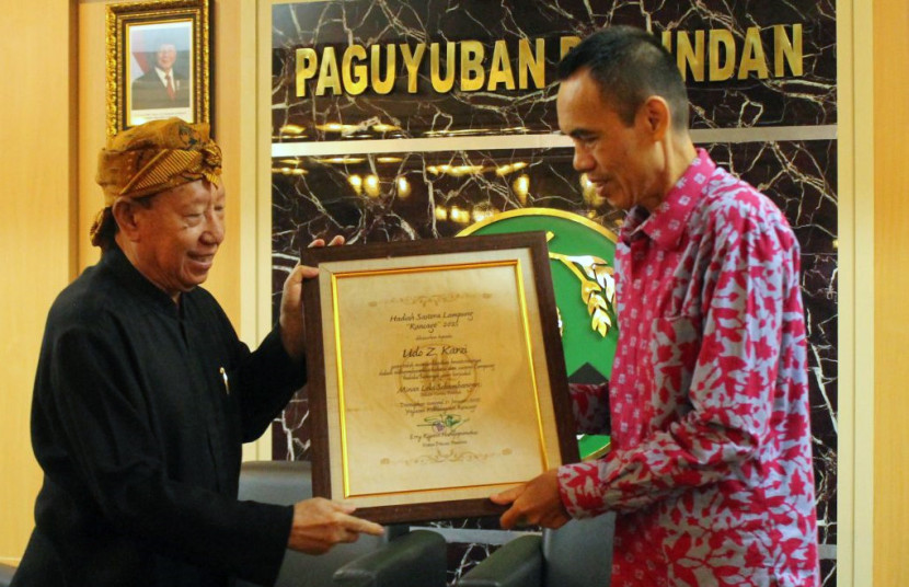 Zulkarnaian Zubairi atau Udo Z Karzi (kanan) menerima penghargaan Hadiah Sastra Rancage 2025. (FOTO: Dok. Udo Z Karzi)