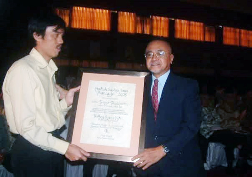 Zulkarnaian Zubairi atau Udo Z Karzi (kiri) menerima penghargaan Hadiah Sastra Rancage 2008. (FOTO: Dok. Udo Z Karzi)
