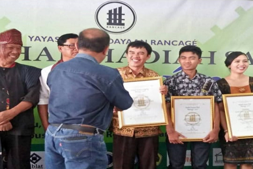 Zulkarnaian Zubairi atau Udo Z Karzi menerima penghargaan Hadiah Sastra Rancage 2017. (FOTO: Dok. Udo Z Karzi)