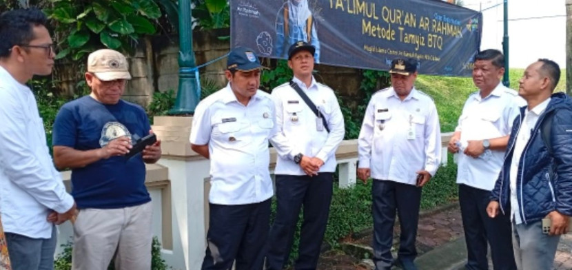Wakil Wali Kota Depok, Candra Rachmansyah, bersama Camat Cimanggis Pache, Lurah Harjamukti Edi Suherman, serta perwakilan dari Dinas PUPR, DPMPTSP, dan pengurus RW setempat, melakukan peninjauan langsung ke lokasi-lokasi yang menjadi penyebab banjir, termasuk area gorong-gorong di depan Perumahan Raffles Hills, Rabu (13/08/2025). (Foto: Dok RUZKA INDONESIA)